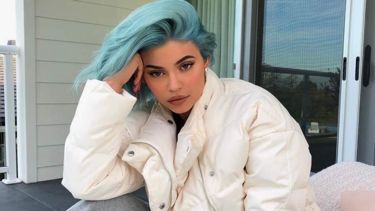Blue color hair dye