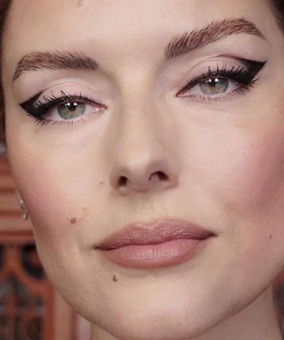 Hooded Eye Wing