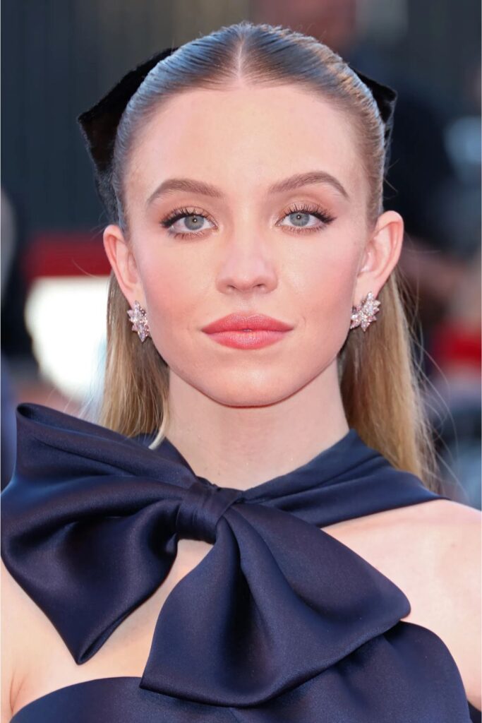 Shimmering Eyes, Poppy Lips